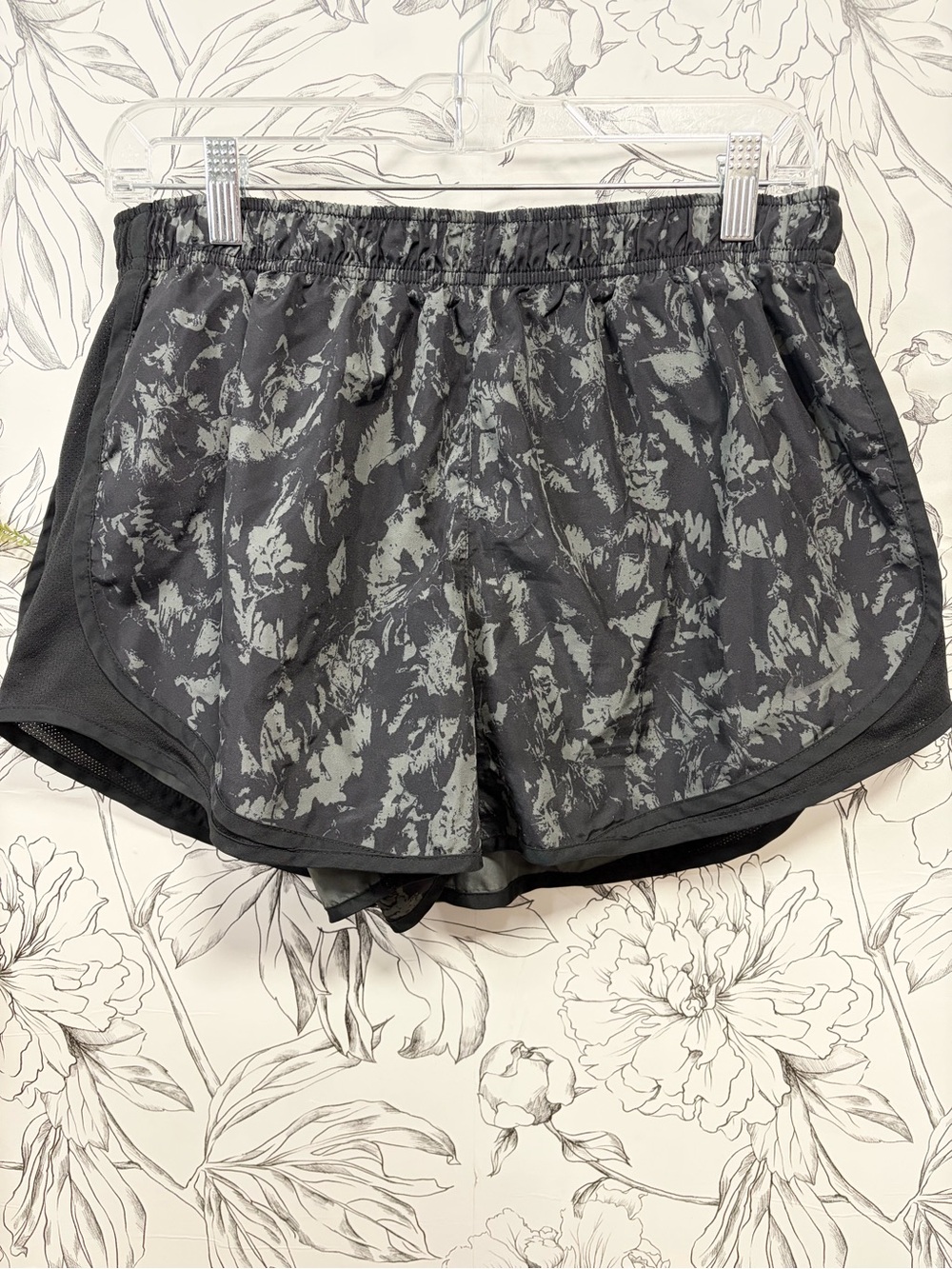Nike Women's Black Gray Patterned Athletic Shorts
